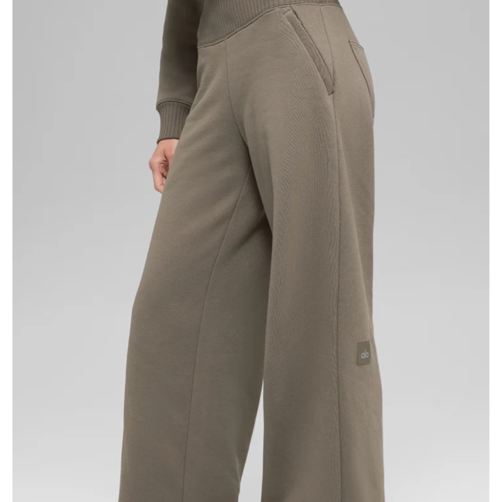 ALO Yoga🤎 NEW COLOR DROP Light Cocoa Wide Leg Sweatpant - Picture 7 of 10